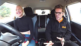 Голям задник блондинки вози инструктори пенис в кола