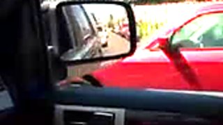 Slutty γκόμενα γιασεμί δίνει βαθύ κτύπημα σε ένα αυτοκίνητο wile αυτός είναι καβάλα