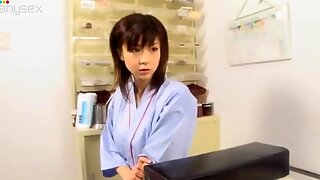 Guapa Jovencita Aki Hoshino visita hospital para el chequeo