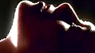 Melinda clarke çıplak göğüsler ve meme uçları ile two moon junction filmi