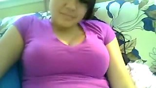Snoezig aziatische amerikaanse meisje flitst haar grote borsten op camera voor haar vriendje