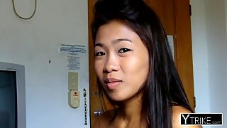 Göz KamaŞtirıcı Taylandlı Kız, çarpıcı oral seks becerilerini gösterir.