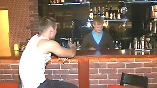 Sexparty i en stängd bar