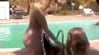 Coños desnudos en la fiesta de la piscina
