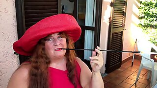 オーガスタ - 彼女の非常に長い所有者を持つ熱い喫煙者
