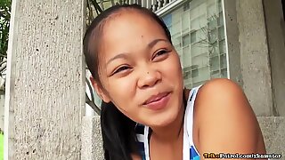 Stout aziatische tiener heeft haar nauw poesje geroomd door toeriste