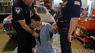 男孩和警察男同色情视频性感裸体被警察穿透