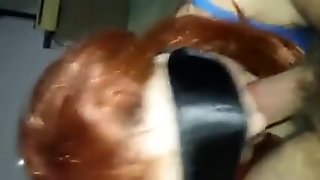 Kepala merah istri melakukan oral seks dengan topeng