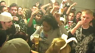 Pervers college bithes hebben plezier op het feestje flashen hun borsten en dansend vuil