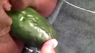 Een komkommer inschuiven in Mijn dik kut