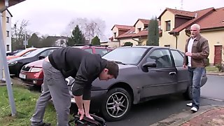 Auto-reparaties man wordt verleid door een spierman