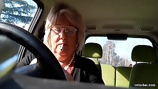 Italiensk mormor onanerar i hennes bil