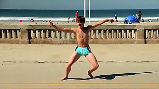 Twink menari di pantai dengan speedo bulge / novinho dan & ccedil_ando sunga Na praia