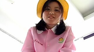 Το ηλίθιο ασιατικό έφηβη maki chan φοράει τα ρούχα γιαγιούλα